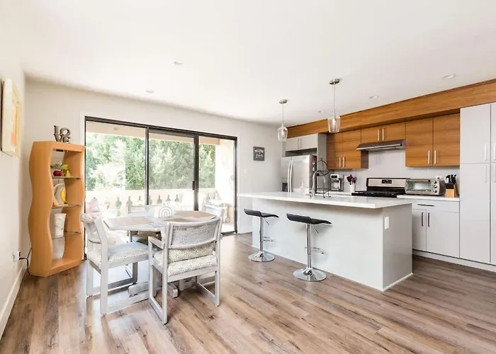 Chic Condo-walk To Old Town