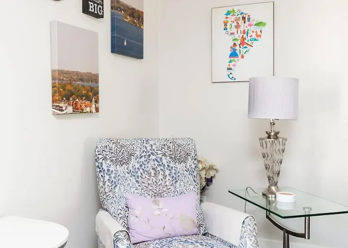 Chic Condo-walk To Old Town Apartment