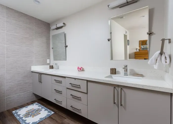 Chic Condo-walk To Old Town Apartment *